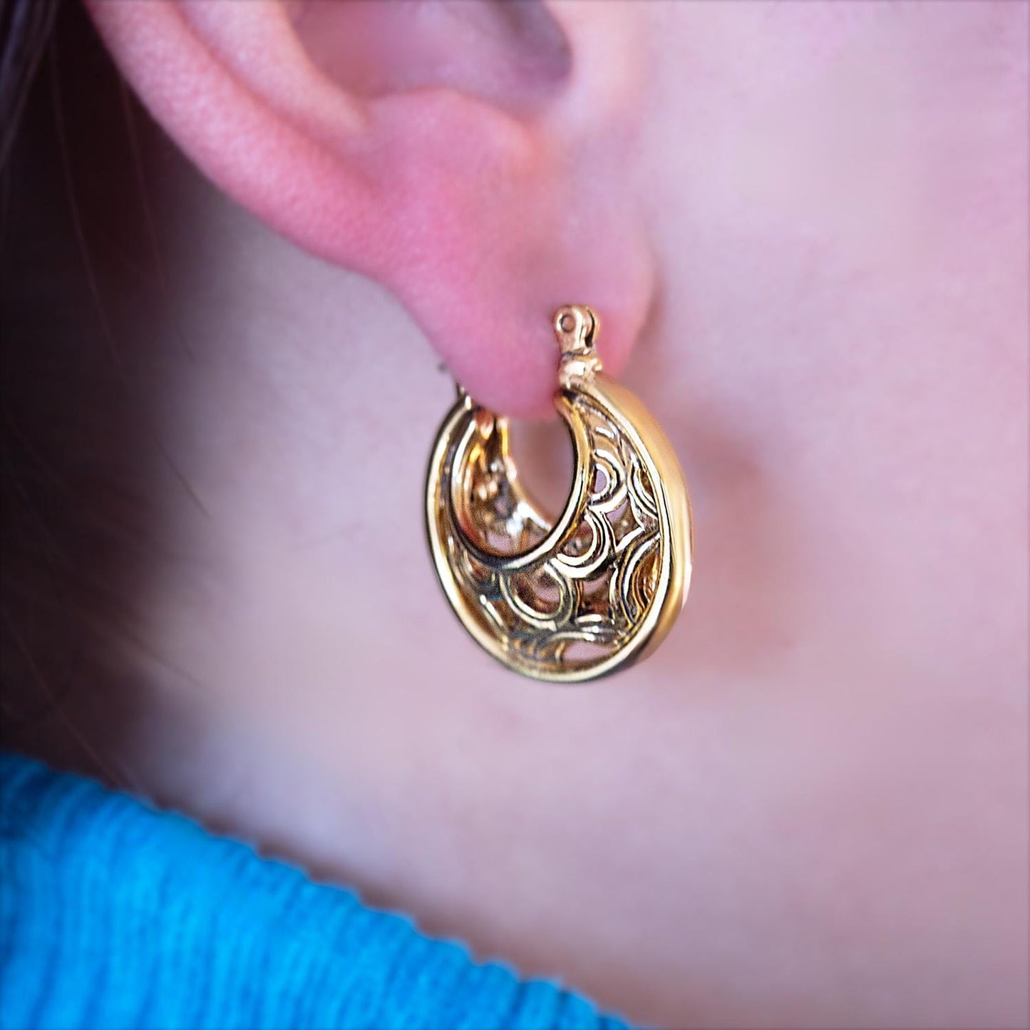 Womens Vintage Oscar de la Renta Small Hoop Earrings Open Cutout Design Gold Plated Sterling Silver Post OSE-244-Y
