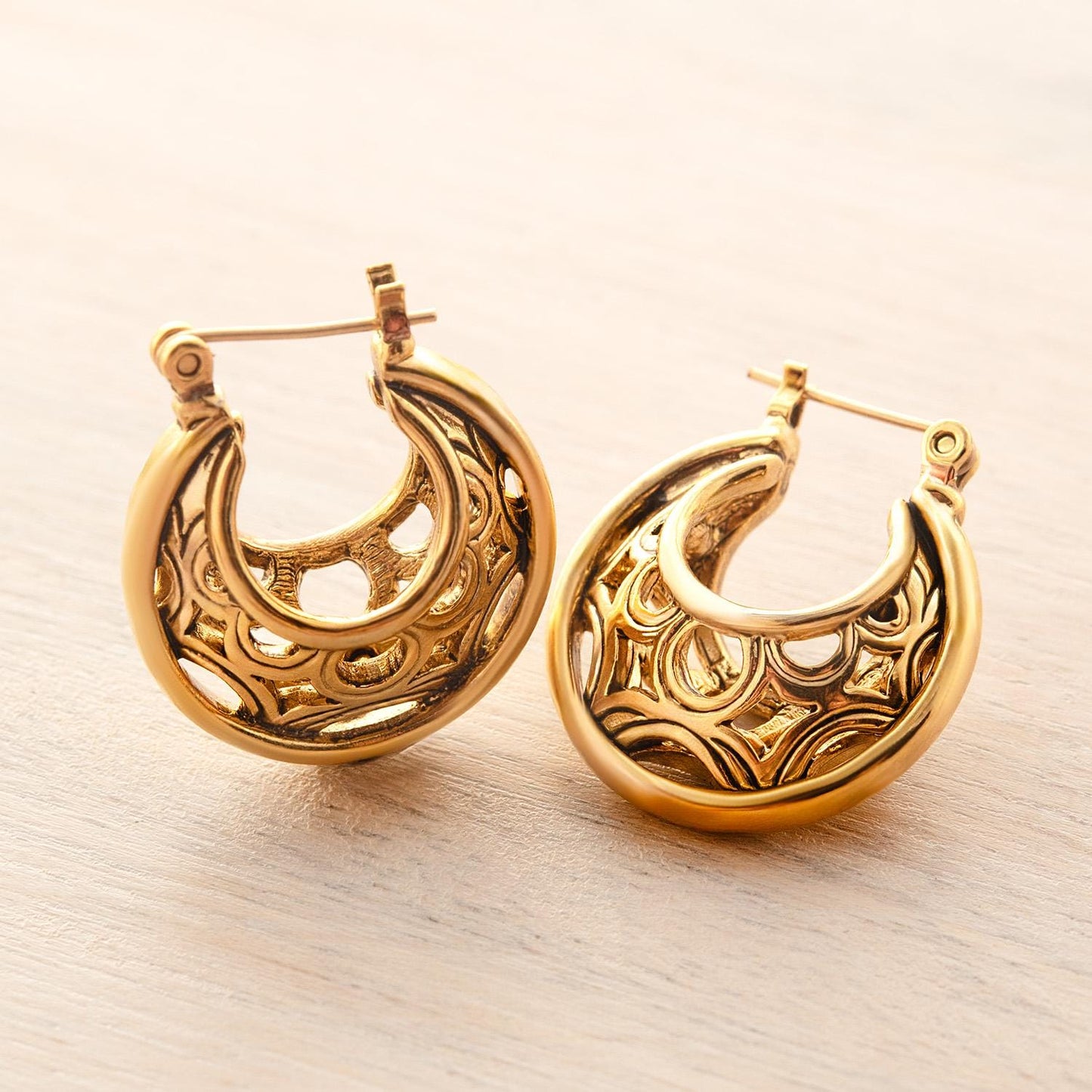 Womens Vintage Oscar de la Renta Small Hoop Earrings Open Cutout Design Gold Plated Sterling Silver Post OSE-244-Y