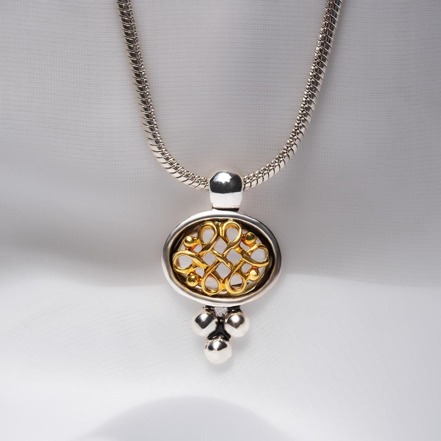 Women's Vintage Oscar De La Renta 16 Inch Yellow and White Gold Tone Pendant Necklace with Oscar Logo on back and Logo Tag Womens Gifts