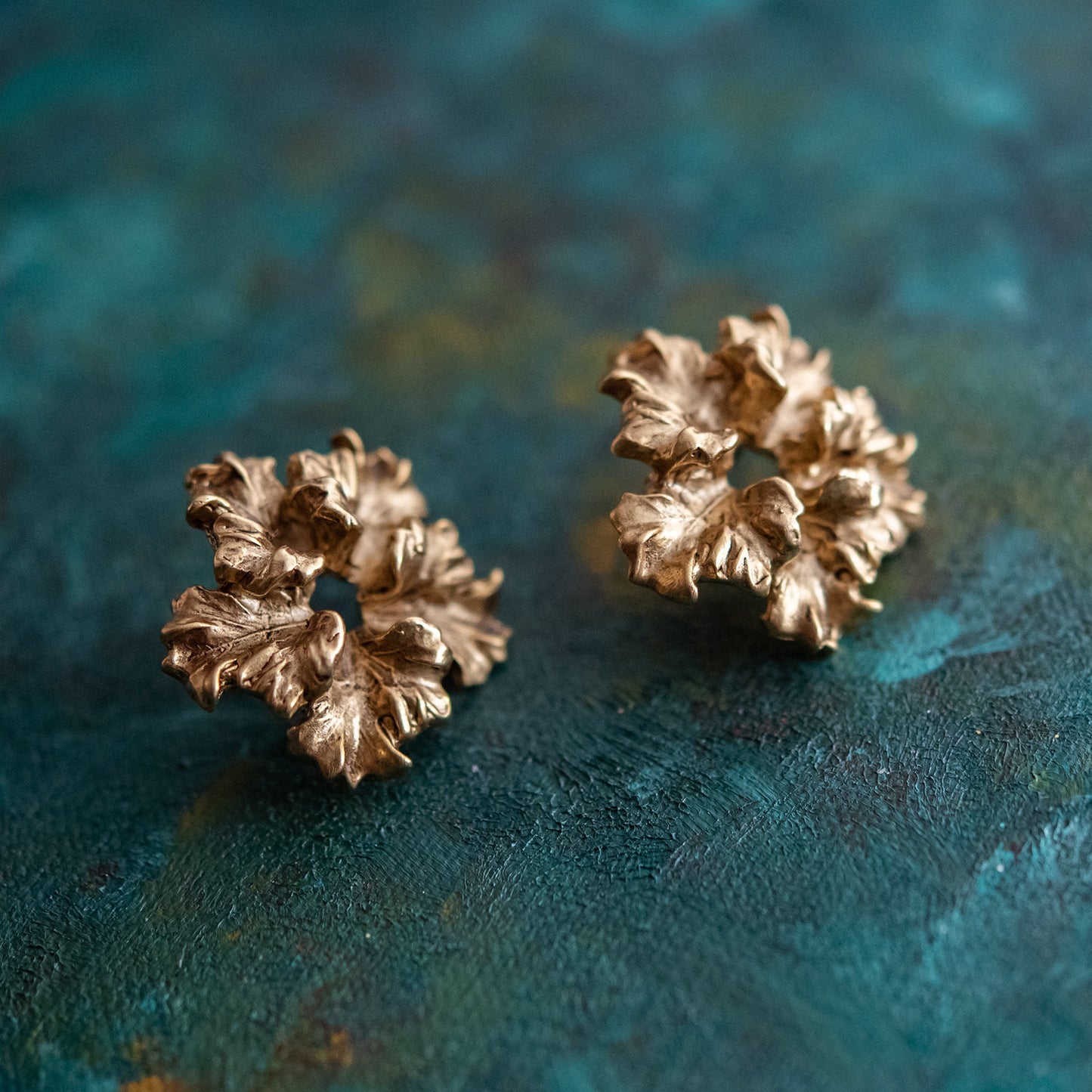 Vintage Oscar de la Renta Post Earrings Gold Tone Flower OSE-223