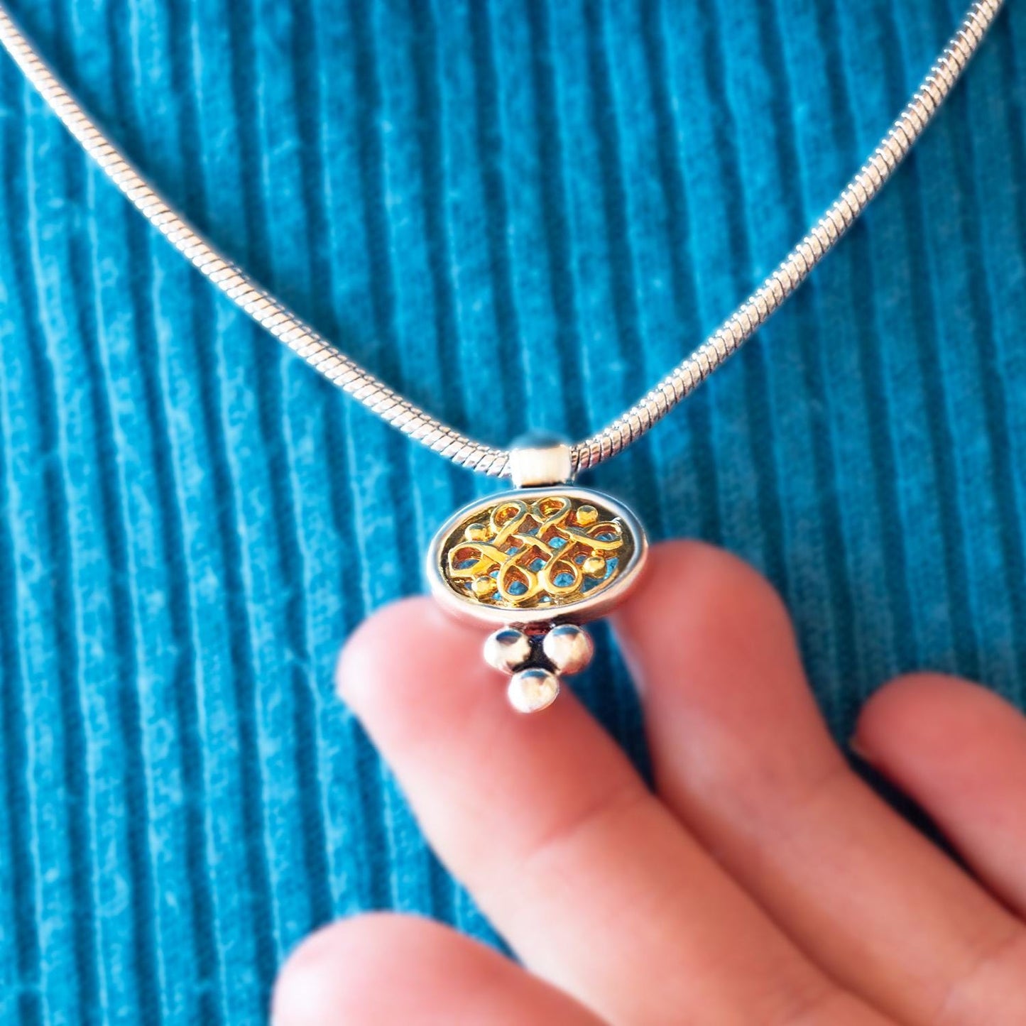 Women's Vintage Oscar De La Renta 16 Inch Yellow and White Gold Tone Pendant Necklace with Oscar Logo on back and Logo Tag Womens Gifts