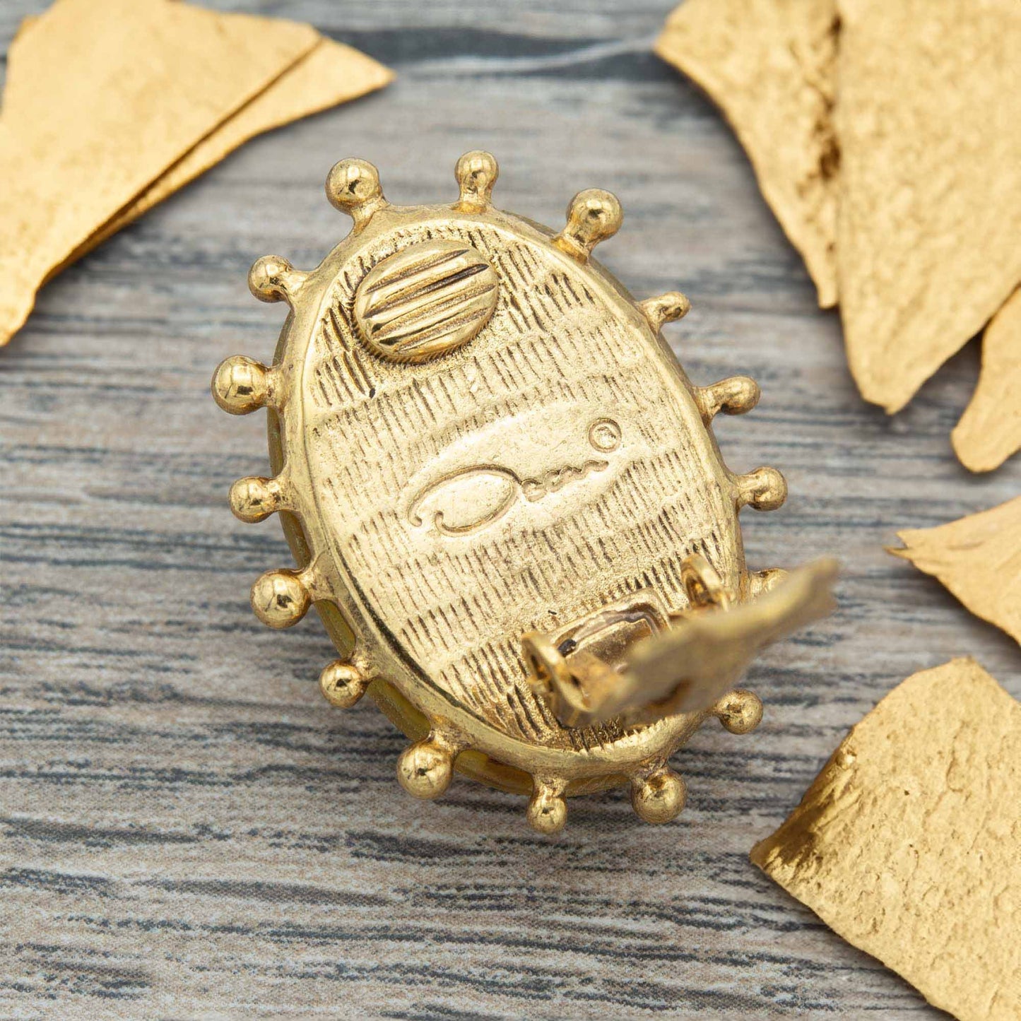 Vintage Women's Earrings Oscar de la Renta Gold Clip Earrings Oval Design 1" OSE-13491