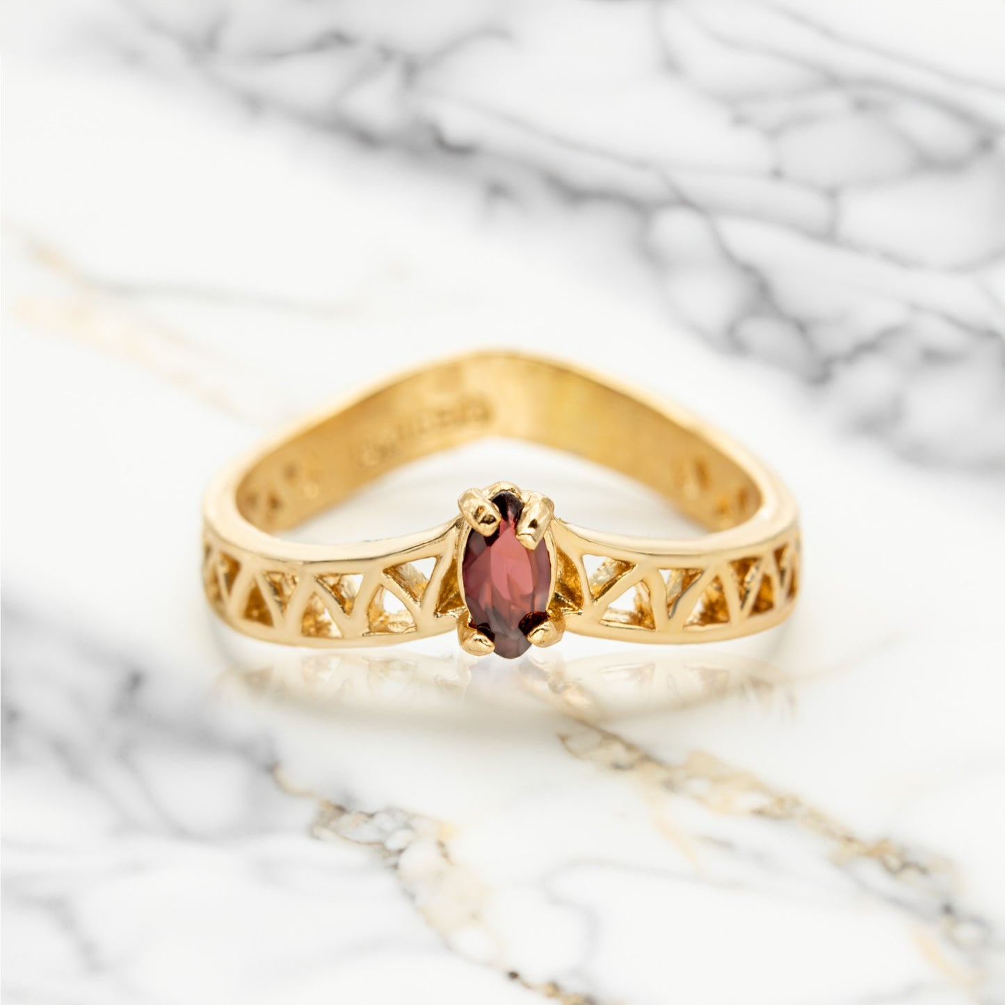 A Vintage Ring 1970s Genuine Garnet 18k Gold Birthstone Ring Antique Jewelry for Women Dainty Alternative Engagement Ring
