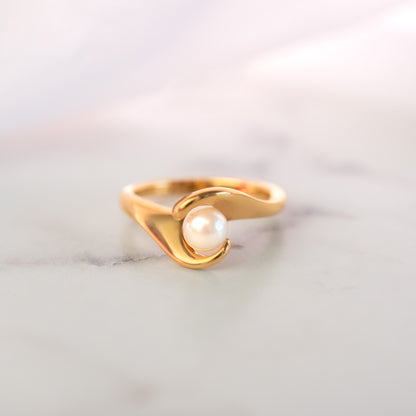 A Vintage Ring 1970's Antique Pearl Ring 18k Gold Summer Jewelry Antique Gold Ring Mid Century Modern Simple Dainty R1467