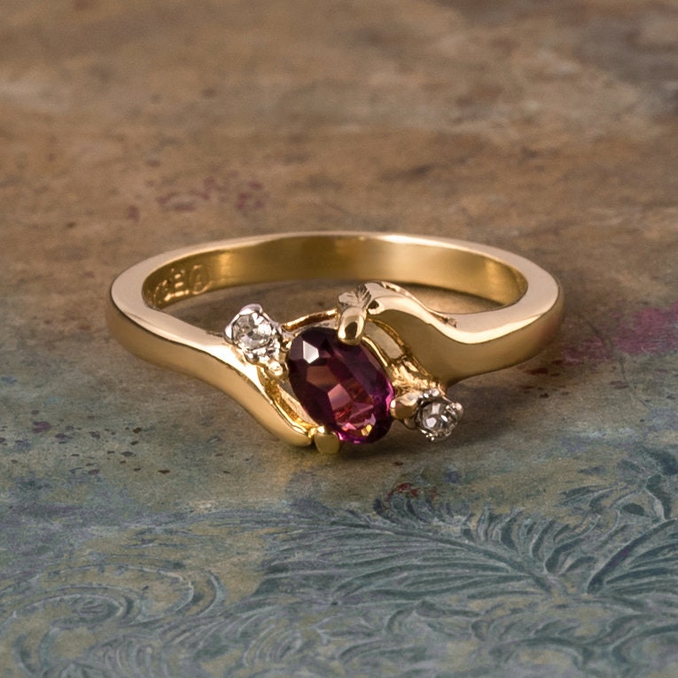 february birthstone ring-amethyst-crystal-yellow gold