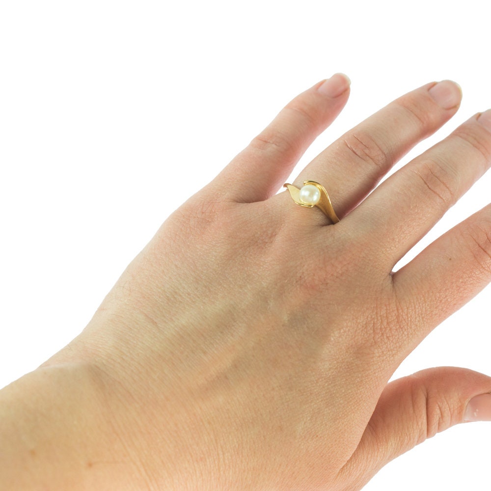 A Vintage Ring 1970's Antique Pearl Ring 18k Gold Summer Jewelry Antique Gold Ring Mid Century Modern Simple Dainty R1467