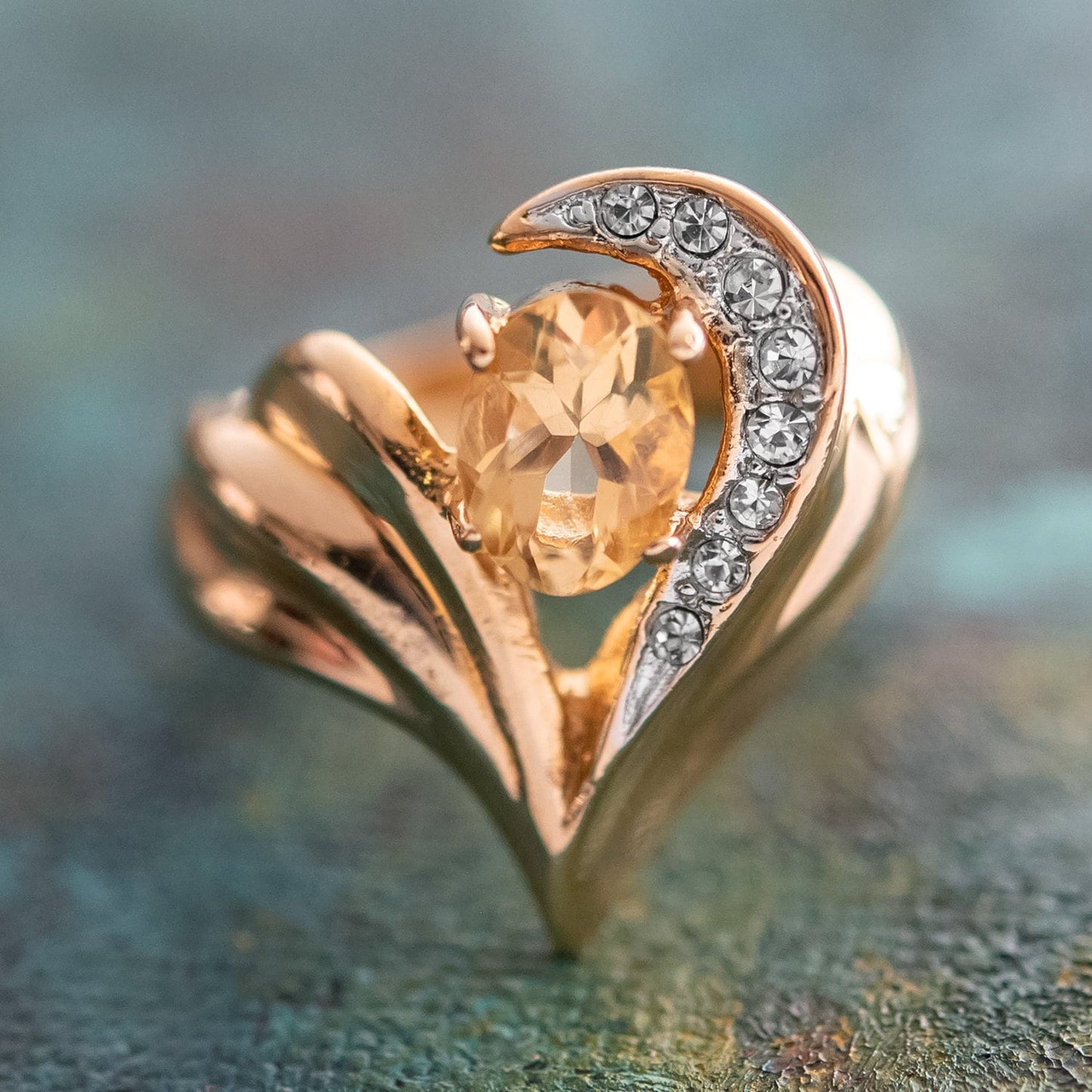 Vintage Ring Genuine Stone and Clear Swarovski Crystals 18kt Gold Plated R2734