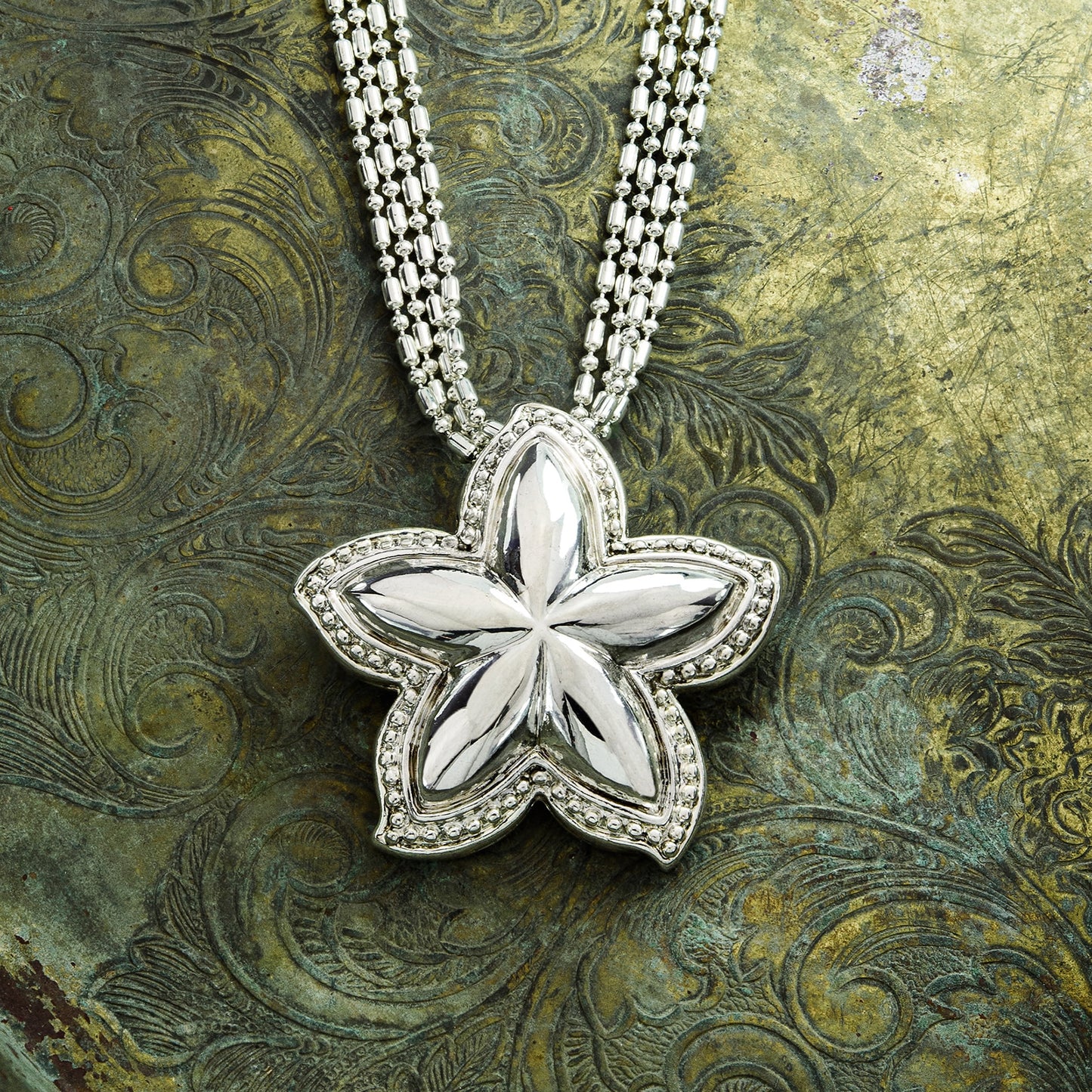 Vintage Oscar De La Renta 24 Inch White Gold Silver Tone Star Pendant Necklace #OSN-630-W