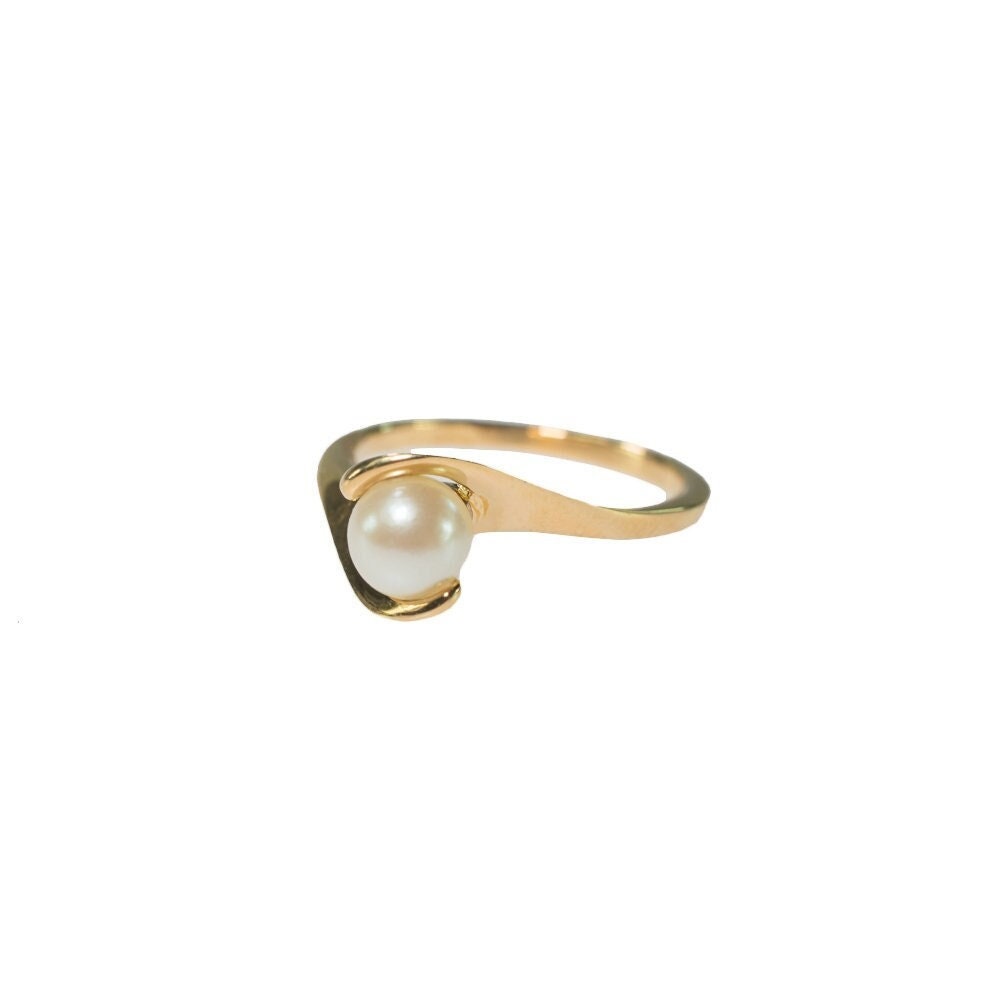 A Vintage Ring 1970's Antique Pearl Ring 18k Gold Summer Jewelry Antique Gold Ring Mid Century Modern Simple Dainty R1467