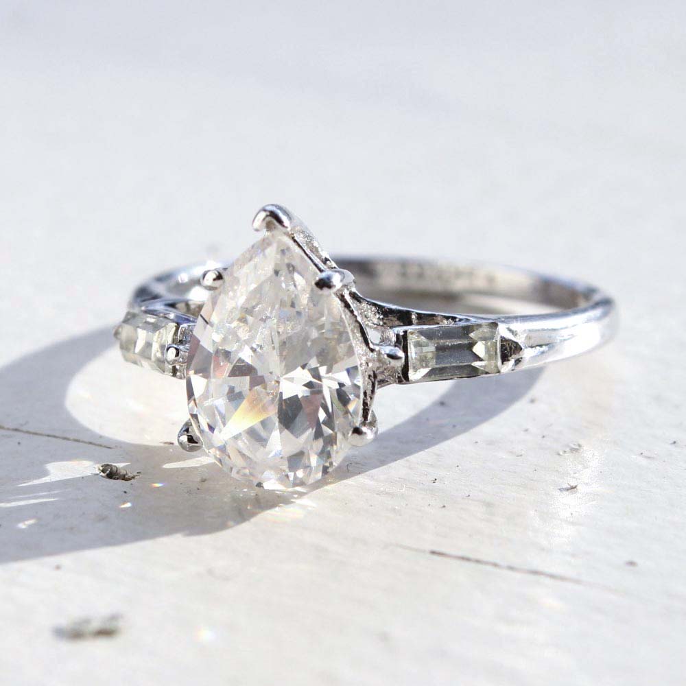 Vintage Jewelry Pear Shaped Cubic Zirconia Engagement Ring White Gold 18k Electroplated