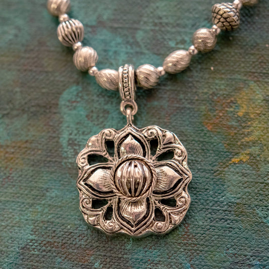 Vintage Oscar De La Renta 16 Inch Antiqued White Gold Plated Pendant Necklace