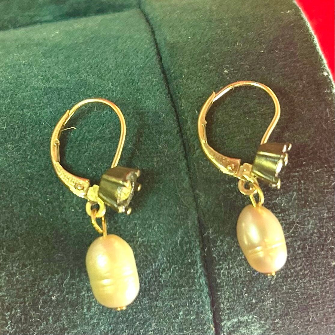 Vintage Earrings Oscar De La Renta 14 kt Gold, Genuine Fresh Water Pearl Light Peridot Crystal Dangle Wire OSE-24065-PY