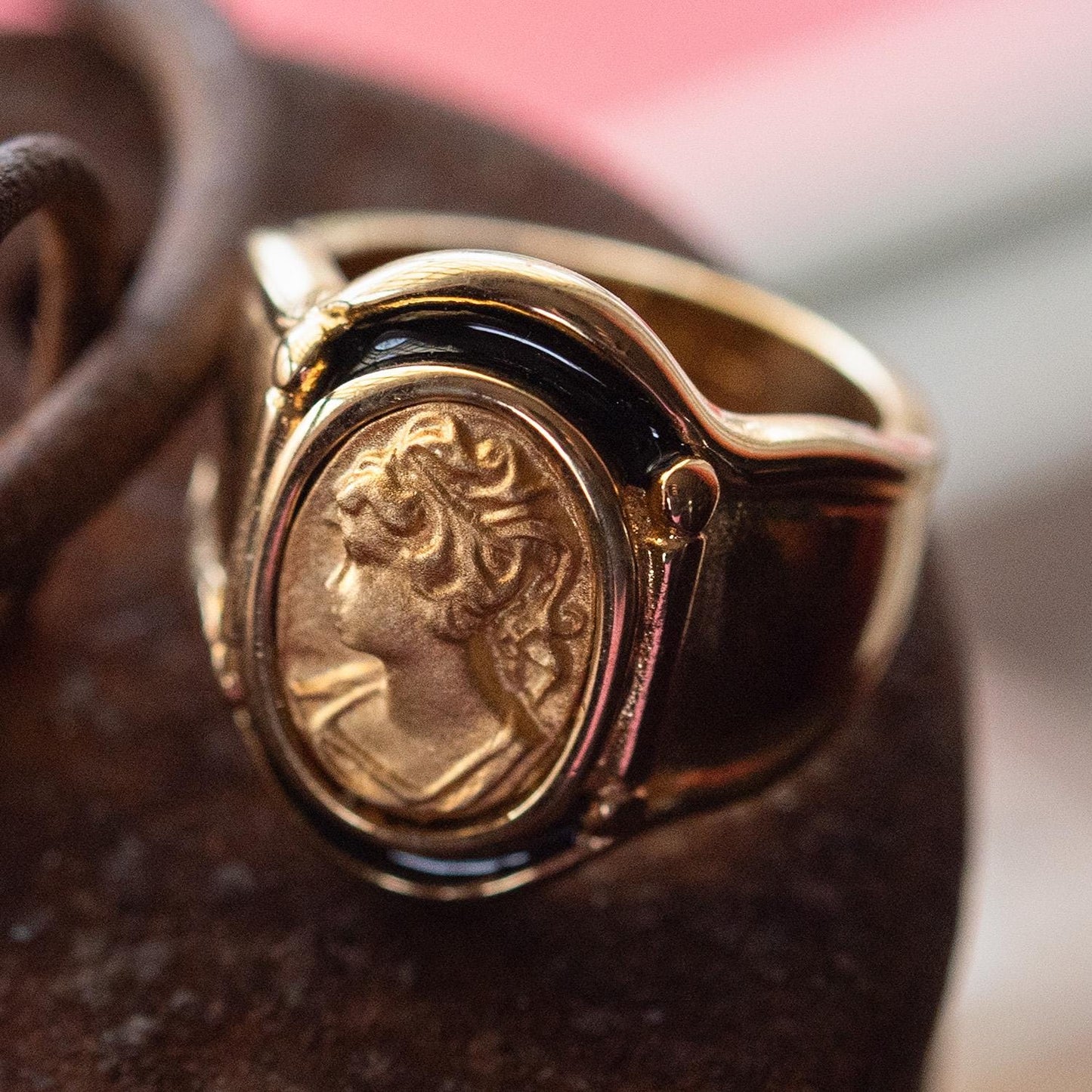 Women's Vintage Cameo Ring 18k Gold Electroplated Hand-Painted Black Epoxy Rings Victorian Lady Face Jewelry Antique Rings Jewelry for Women