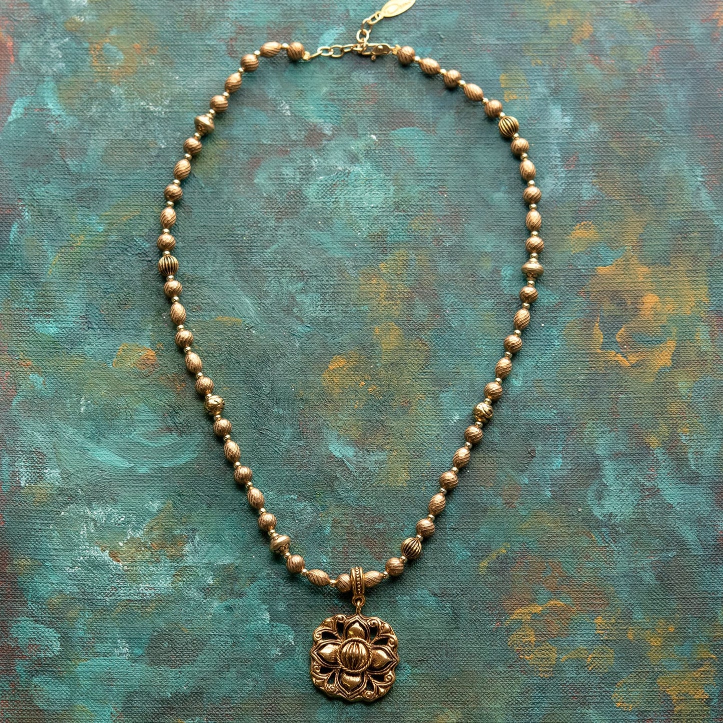 Vintage Oscar De La Renta 16 Inch Antiqued Gold Tone Pendant Necklace #OSN-438-Y