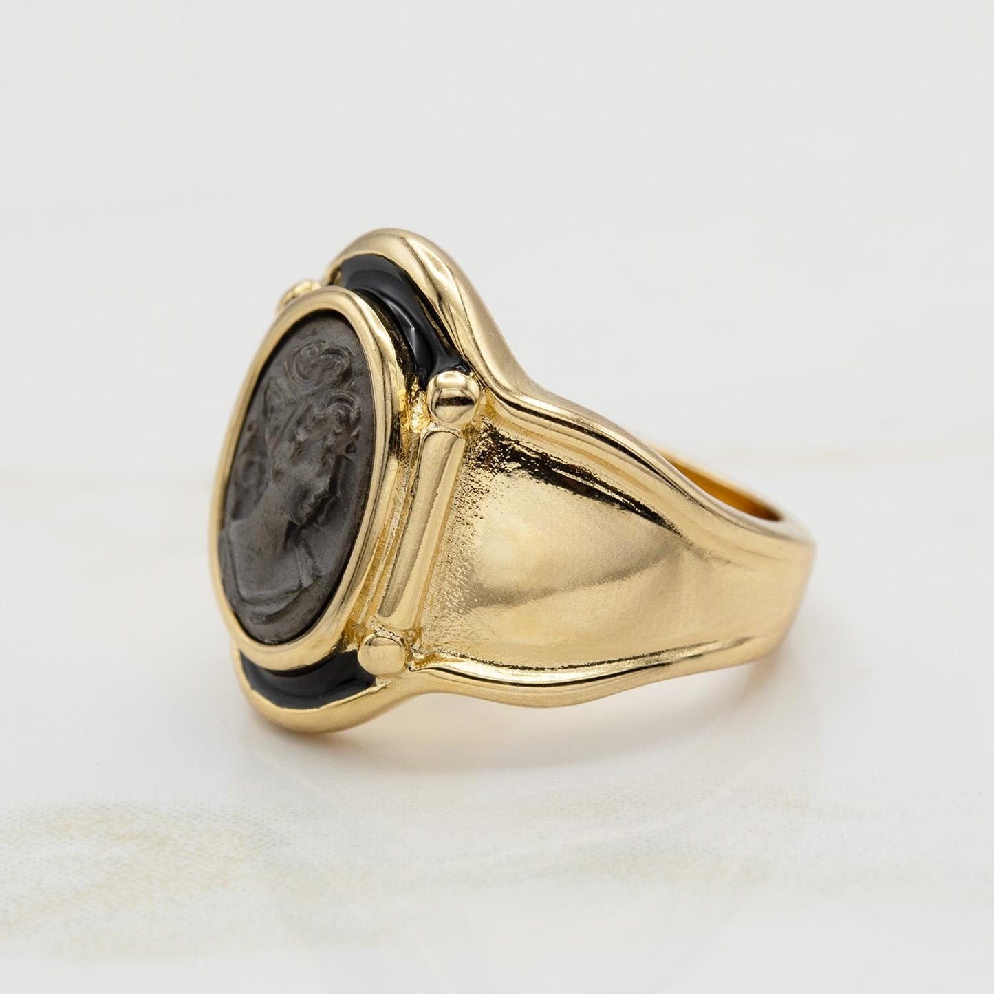 Women's Vintage Cameo Ring 18k Gold Electroplated Hand-Painted Black Oxidized Victorian Lady Face Jewelry Antique Rings Jewelry for Women