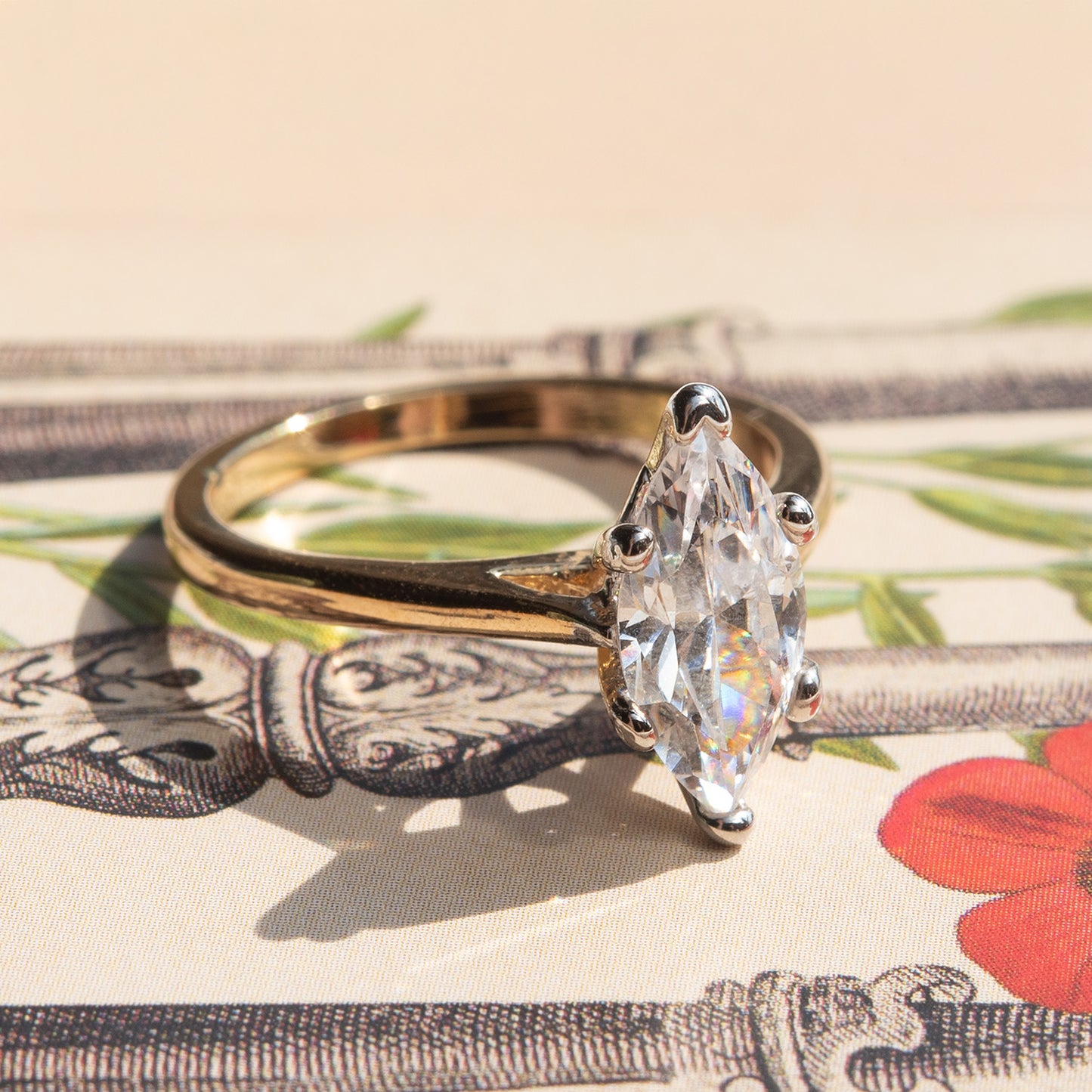Vintage Ring Clear Cubic Zirconia Engagement Style Ring Antique Womans Jewelry 18k Gold Size: 7