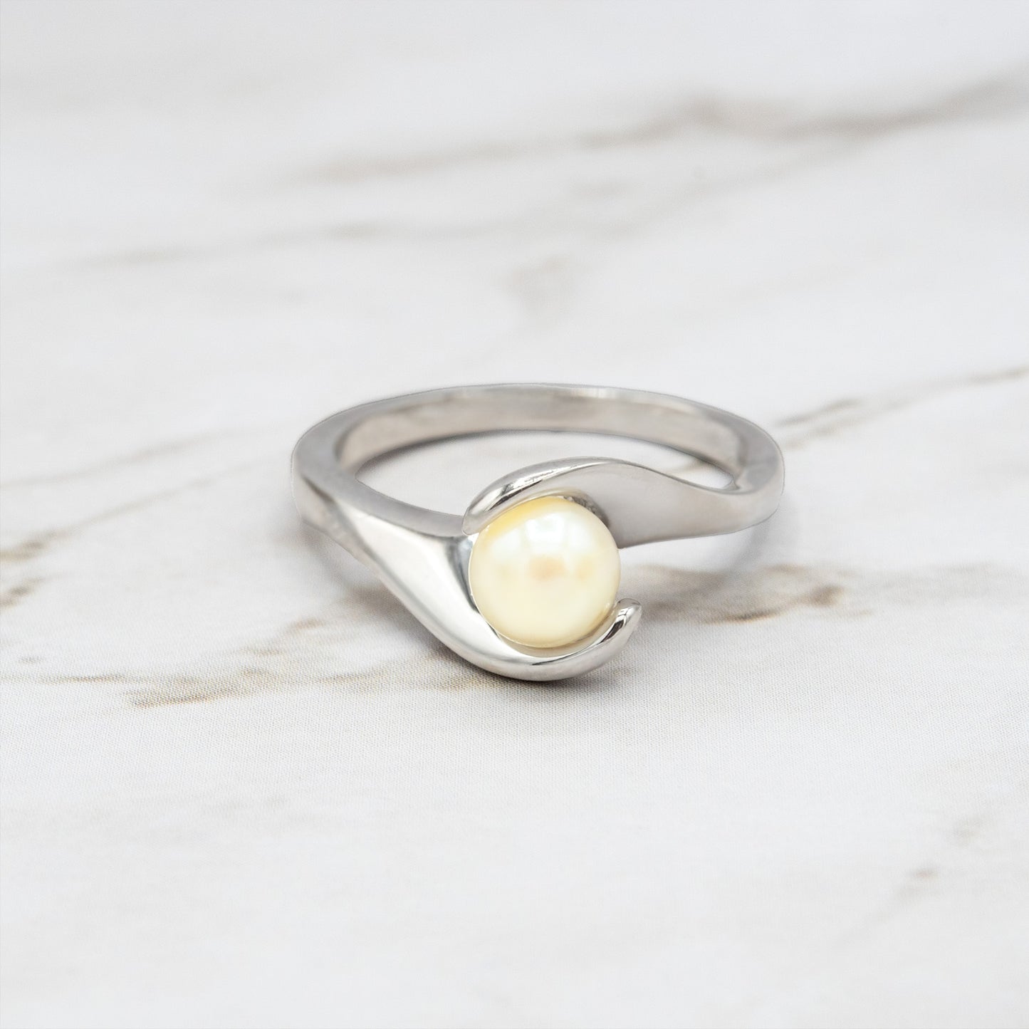 A Vintage Ring 1970's Antique Pearl Ring 18k Gold Summer Jewelry Antique Gold Ring Mid Century Modern Simple Dainty R1467