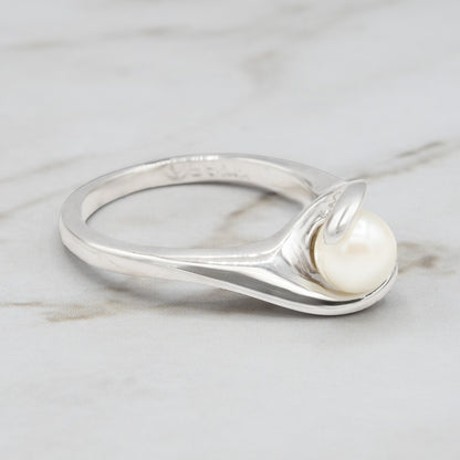 A Vintage Ring 1970's Antique Pearl Ring 18k Gold Summer Jewelry Antique Gold Ring Mid Century Modern Simple Dainty R1467