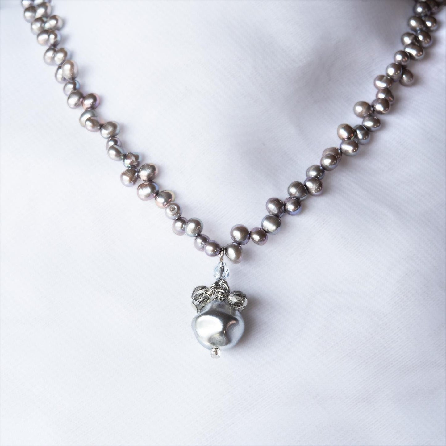 Vintage Oscar De La Renta Beautiful Freshwater Pearls and Crystal Pendant Necklace Jewelry for Women Bridal Necklace Designer Gray Pearls