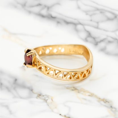 A Vintage Ring 1970s Genuine Garnet 18k Gold Birthstone Ring Antique Jewelry for Women Dainty Alternative Engagement Ring