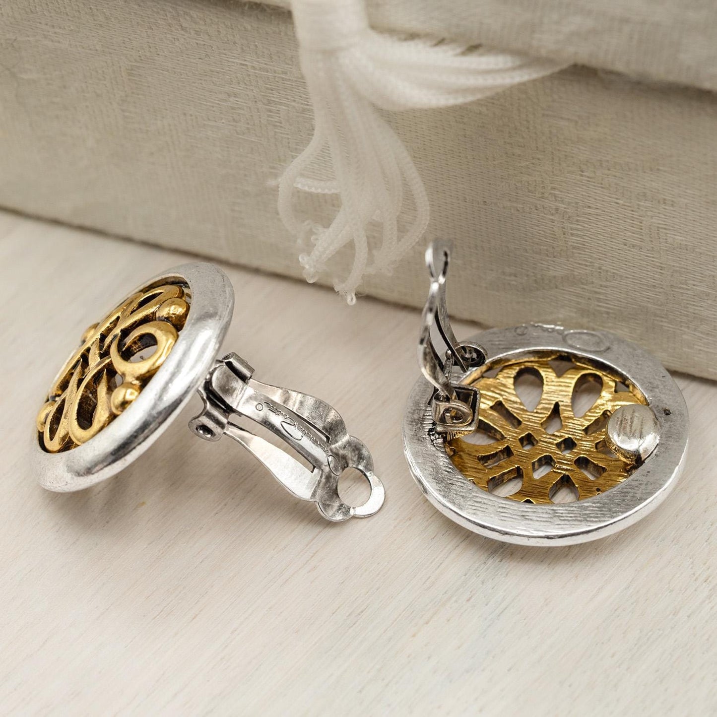 Womens Vintage Oscar de la Renta Clip Earrings Gold Silver Swirl Round Button Earrings Designer Vintage Antique Fashion Jewelry Gift for Mom