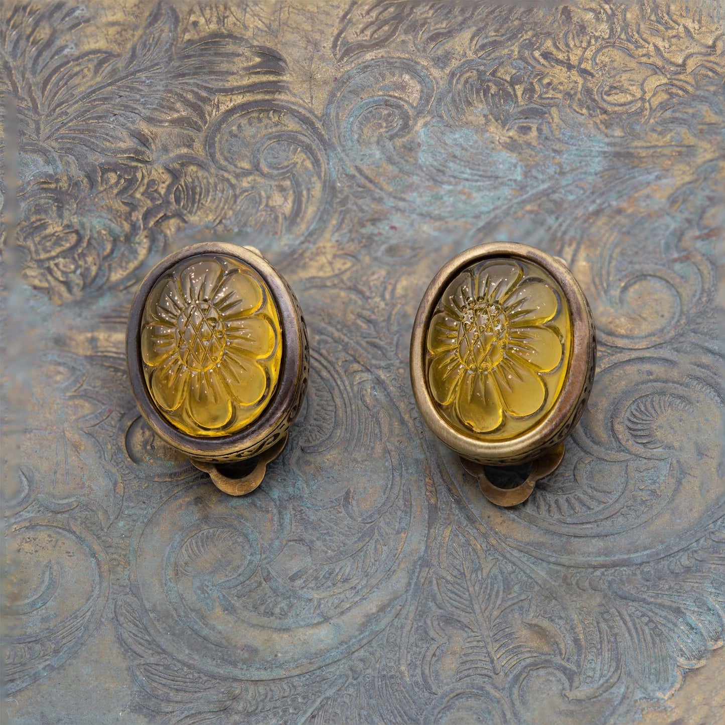 Vintage Earrings Oscar de la Renta Clip Earrings Gold withFlower Imprint Bead OSE-140-C