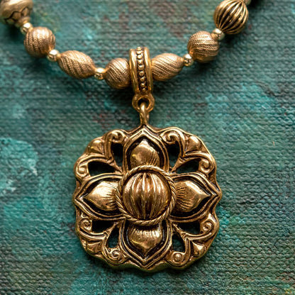 Vintage Oscar De La Renta 16 Inch Antiqued Gold Tone Pendant Necklace #OSN-438-Y