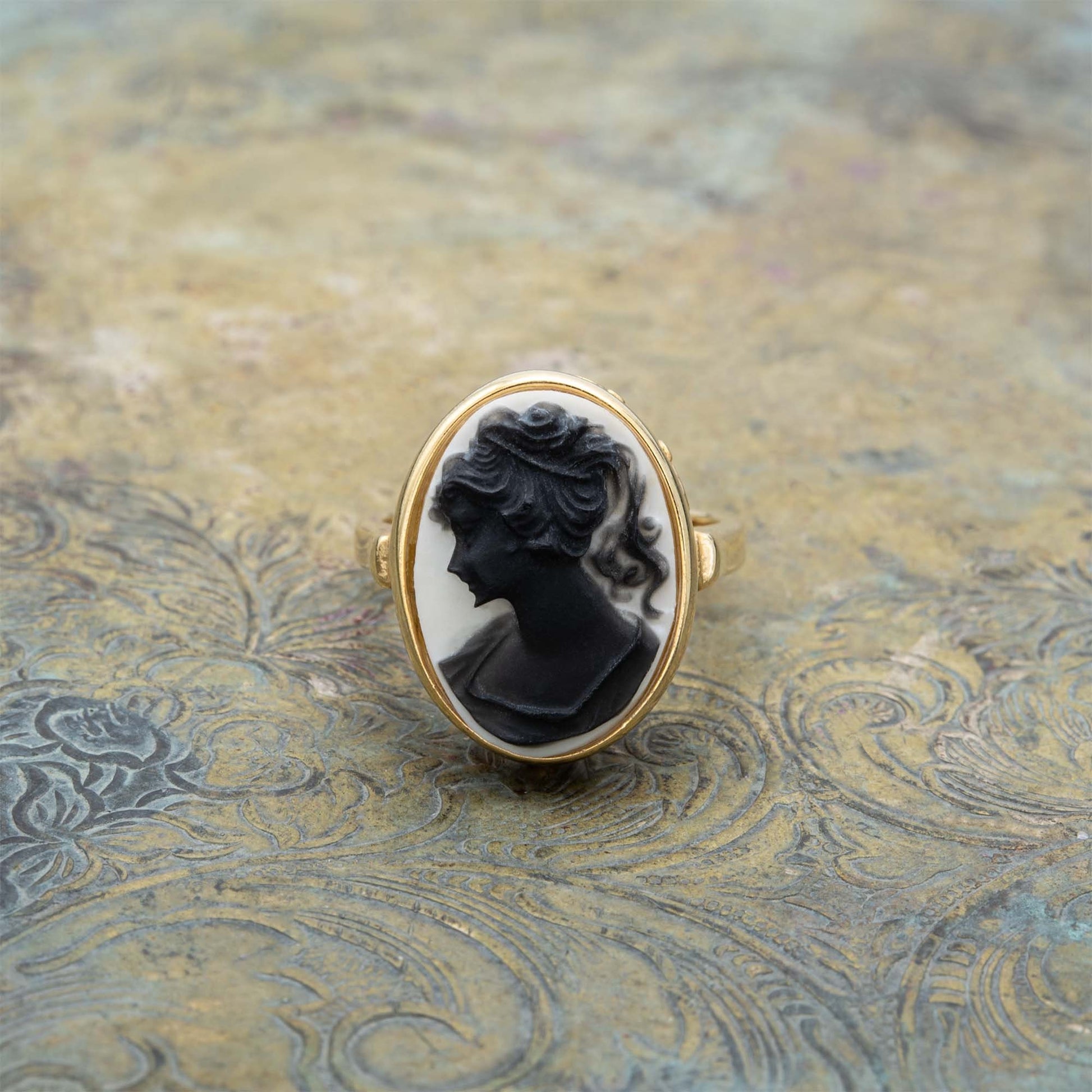 18K Yellow Gold Onyx and Ruby Cameo Pendant