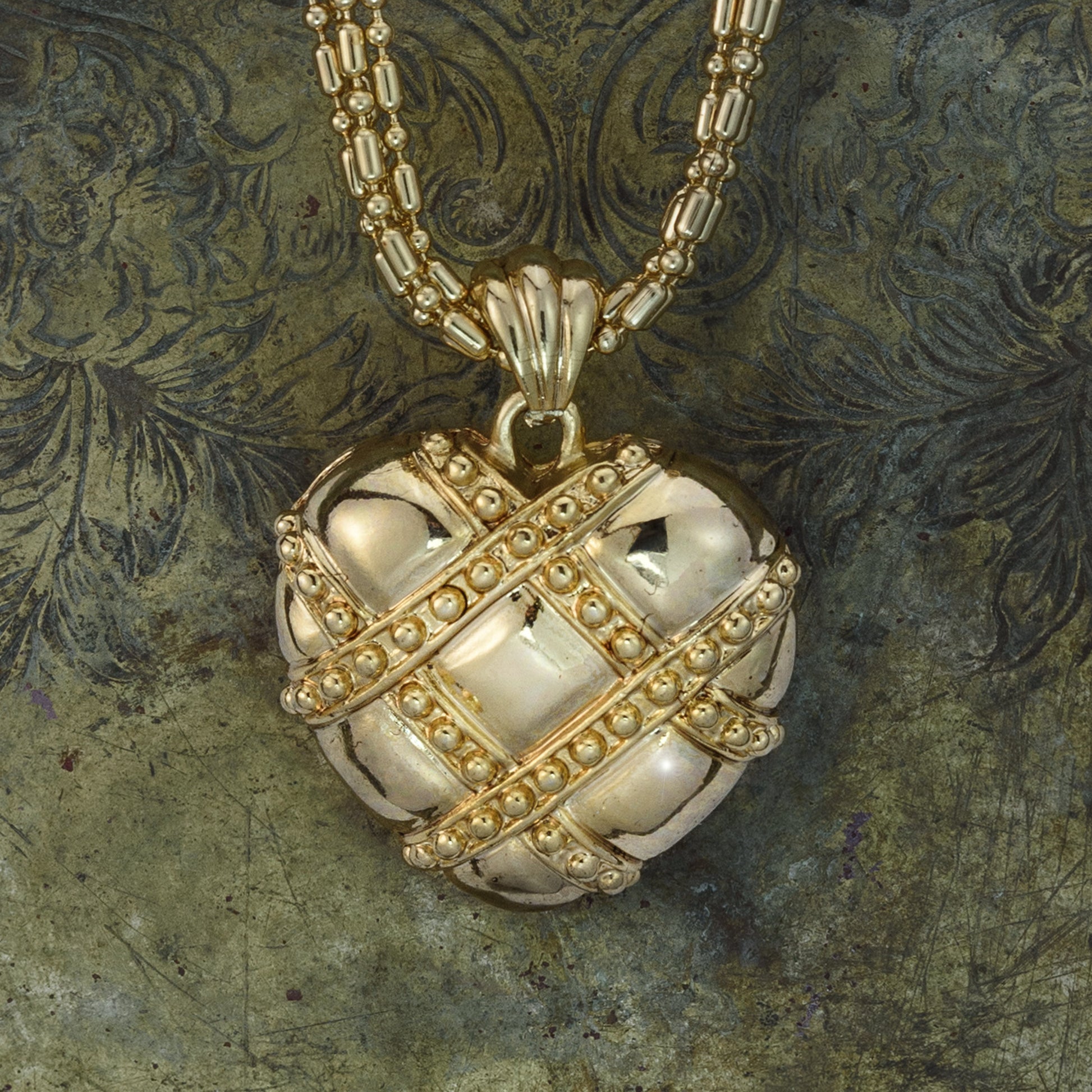 vintage-gold-tone-heart-pendant-necklace