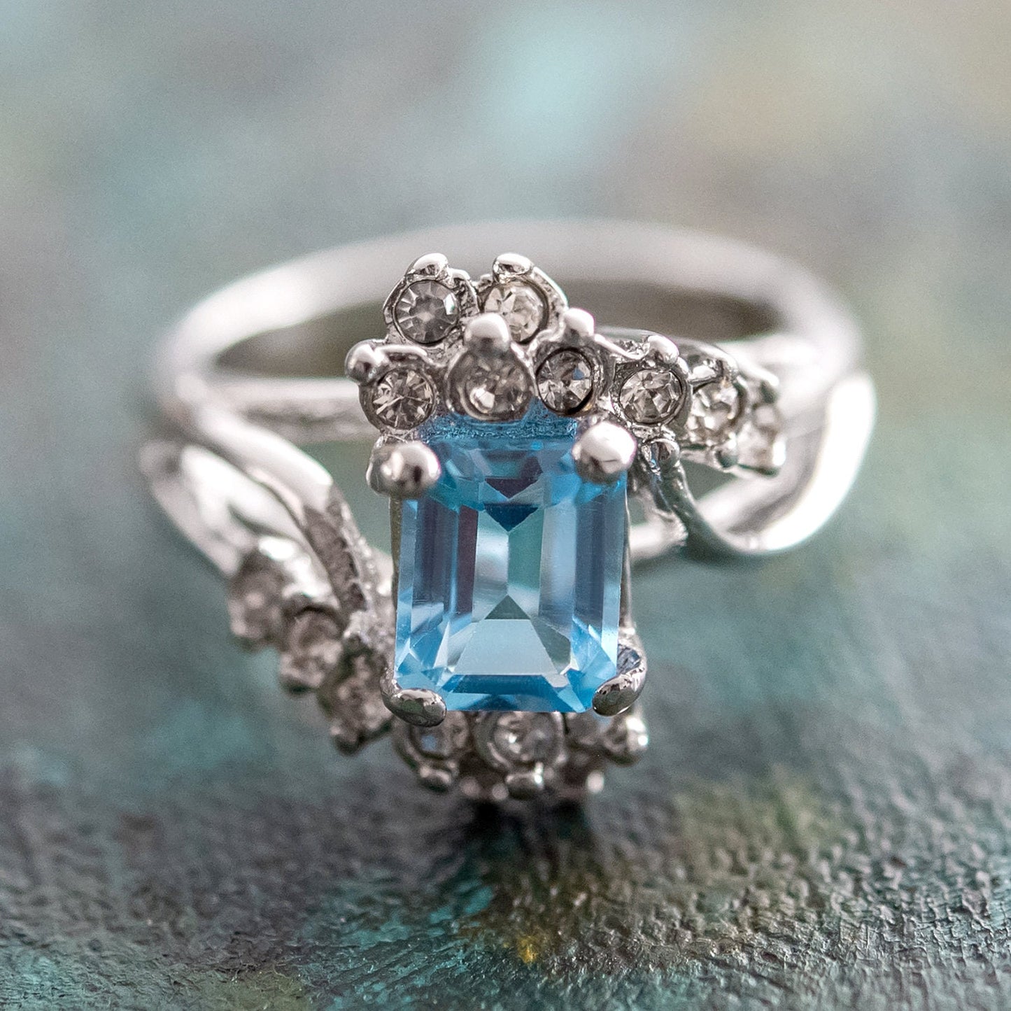 Vintage Ring Genuine Blue Topaz and Clear Swarovski Crystals 18kt Gold Plated R1639 Size 7