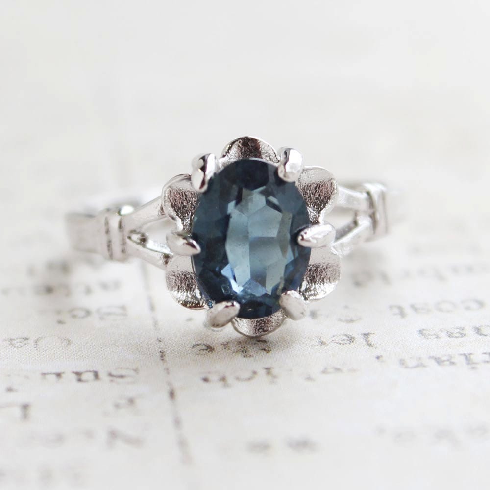 Vintage Ring 1970s Sapphire Austrian Crystal Solitaire Ring 18k White Gold Silver Size 5 Only September Birthstone Flower Jewelry Small R555