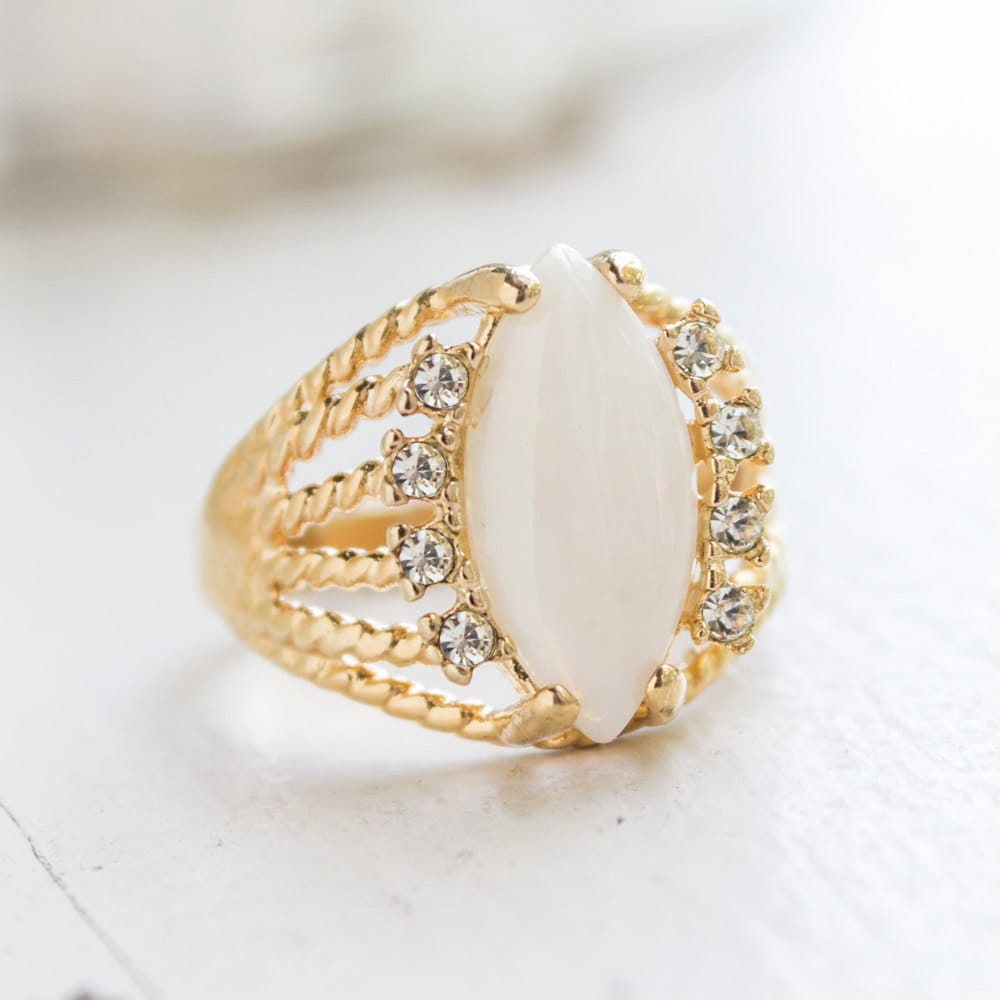 Vintage Ring Genuine Opal Ring Filigree Style 18k Gold #R574